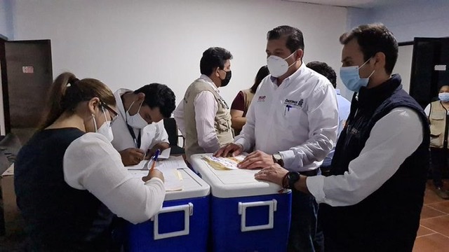 Llegan a Oaxaca más de 58 mil vacunas Pfizer- BioNTech y Sinovac para la prevención del COVID-19