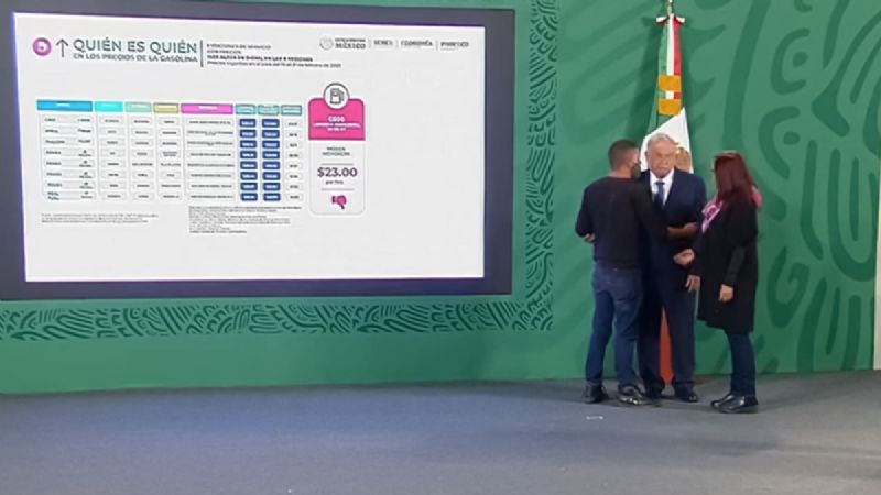Un hombre burla seguridad de Palacio Nacional y aborda a AMLO en plena mañanera