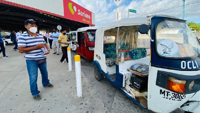 Inicia Ayuntamiento juchiteco entrega de cubreboca y gel antibacterial a bases de mototaxis
