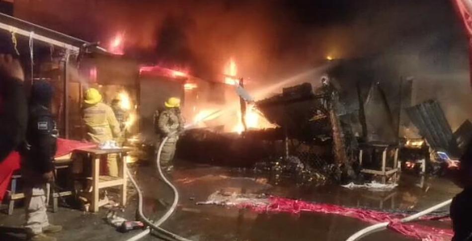 Incendio consume puestos aledaños al mercado público de Juchitán