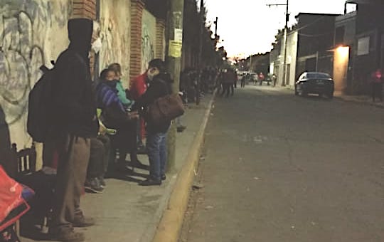 Escenas tristes e indignantes de personas adultas en espera de vacunas contra Covid-19; quieren sacar raja política