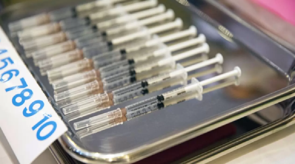 ¿Es seguro usar la vacuna COVID de AstraZeneca? Esto dice López-Gatell