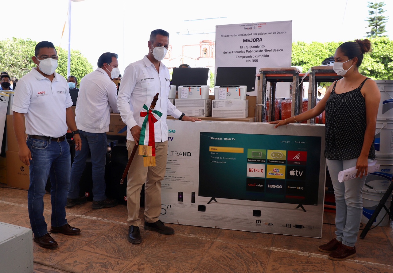 Reciben mobiliario y equipo 22 escuelas de Valles Centrales a través del IEEPO