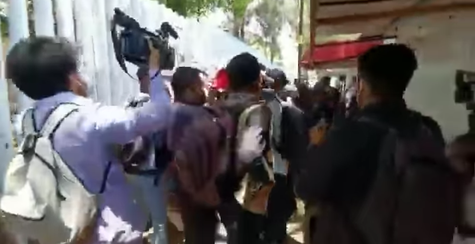 Ante inacción del gobierno, normalistas cometen atracos, saquean y agreden a periodistas