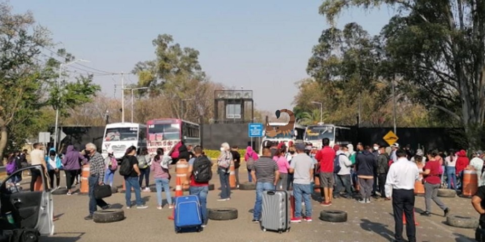 Murat de «fiesta» por las elecciones y los normalistas bloqueando el aeropuerto; suspenden 14 vuelos