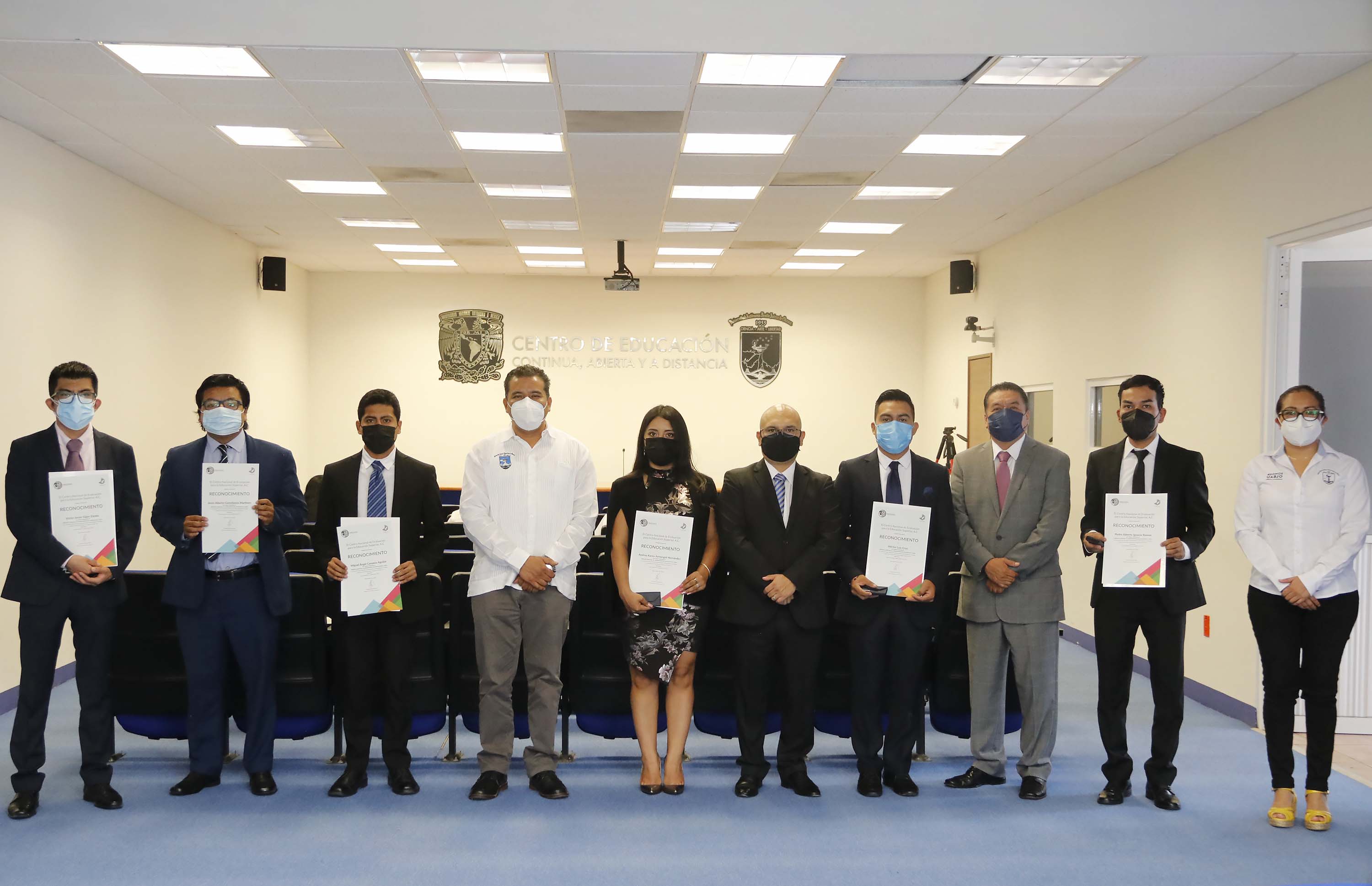 Egresadas y egresados de la UABJO, reciben premio Ceneval al desempeño de excelencia