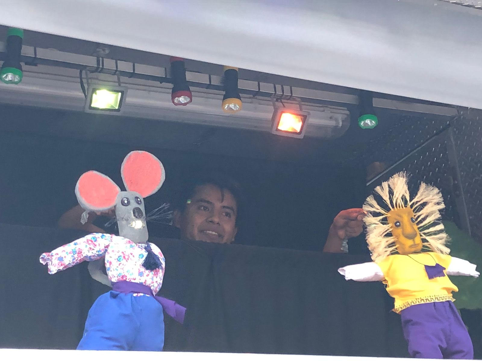 Jesús  Carranza López ,  un joven zapoteca que construyó un “teatrino” que contará  historias de pueblo en pueblo