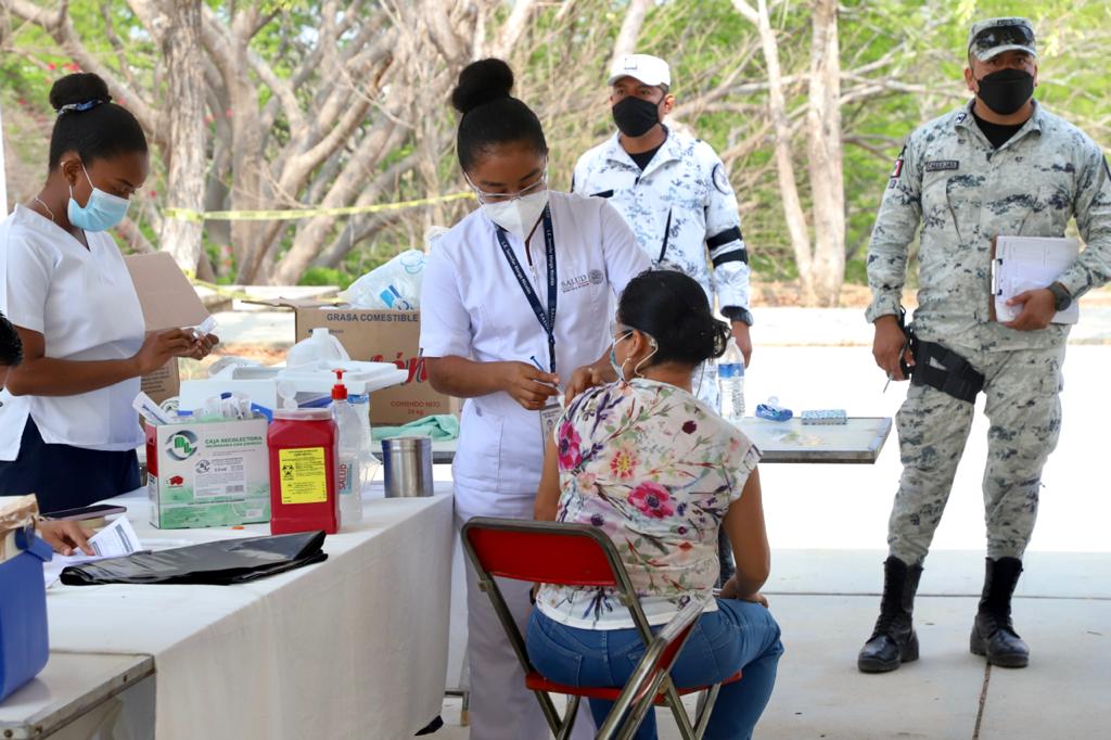 Con más de 35 mil dosis aplicadas en un día,Oaxaca rompe récord de vacunación