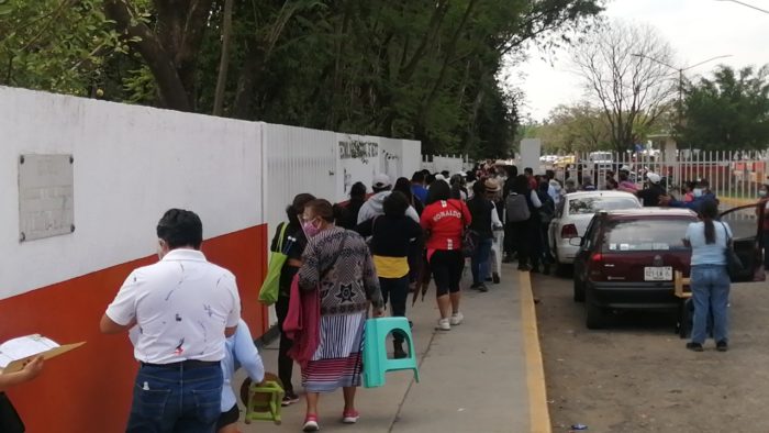Caos y largas filas en la aplicación de vacunas a adultos de 50 a 59 años en Oaxaca