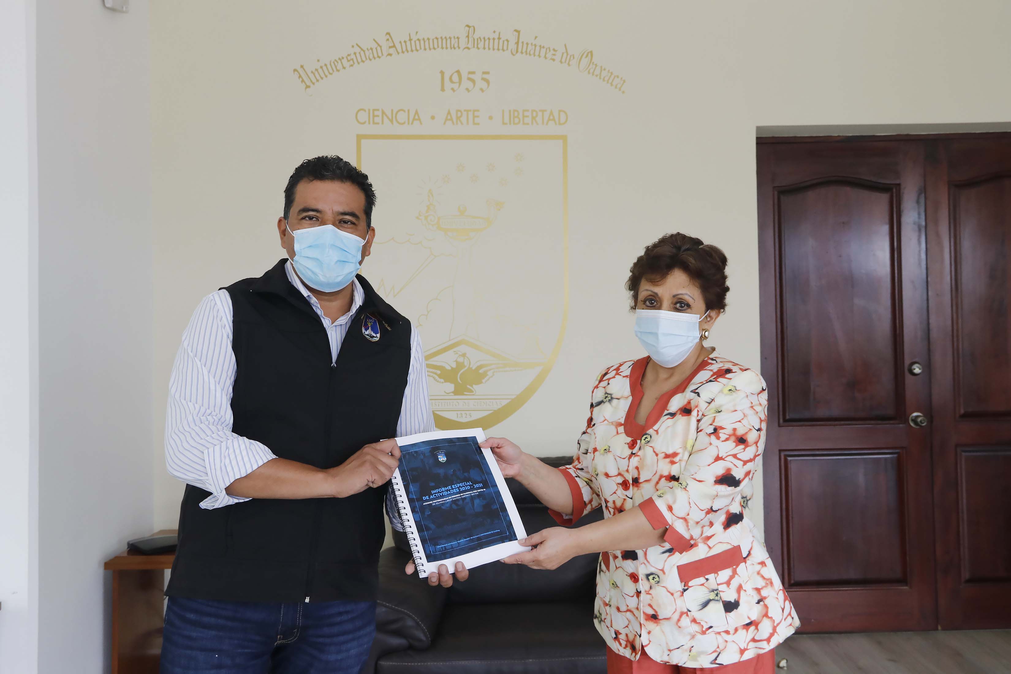 El Rector de la UABJO, Eduardo Bautista, entregó su Informe Especial de Actividades