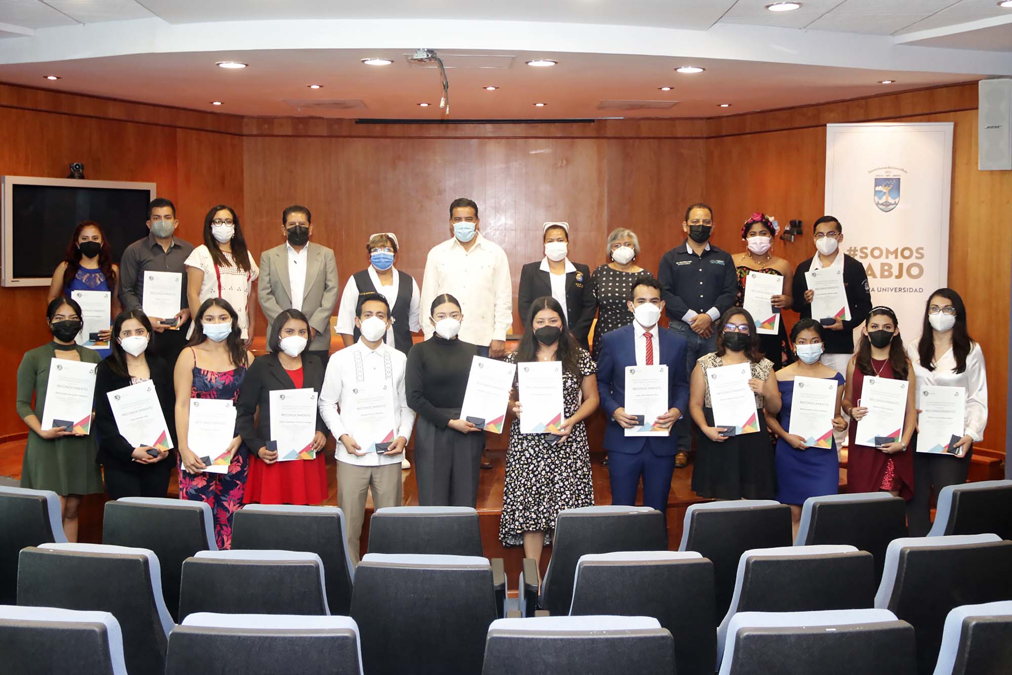 Egresadas y Egresados UABJO recibieron Premio CENEVAL 2020