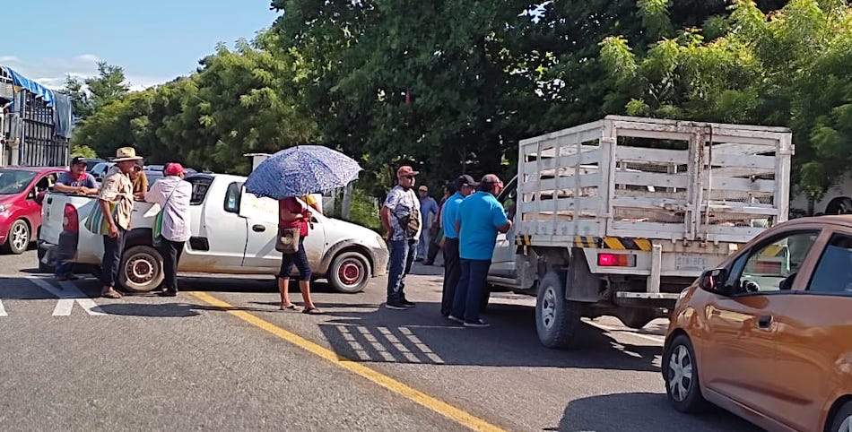 A un año de la masacre en Huazantlán no hay justicia; realizan bloqueos