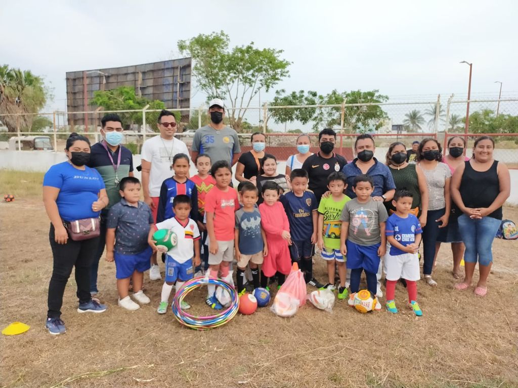 Premia Gobierno juchiteco a campeones de Liga de fútbol 7, en Ejido Zapata