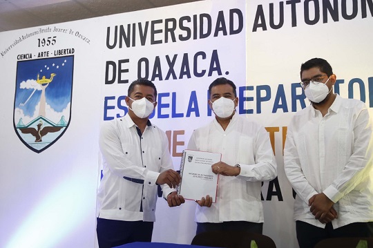 Omar Mora Cuevas, Director de la Preparatoria 7 de la UABJO, rindió su informe de actividades