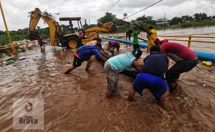 Lluvias dejan dos muertos, daños en carreteras y ríos en escala crítica