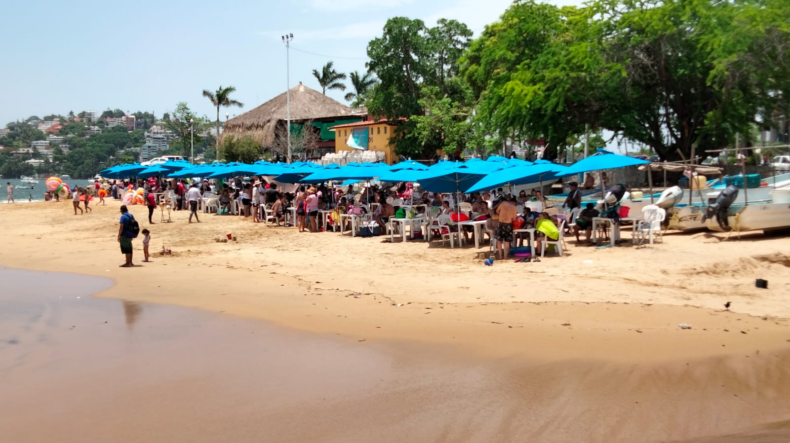 Turistas llenan las playas de Acapulco sin importar repunte de Covid