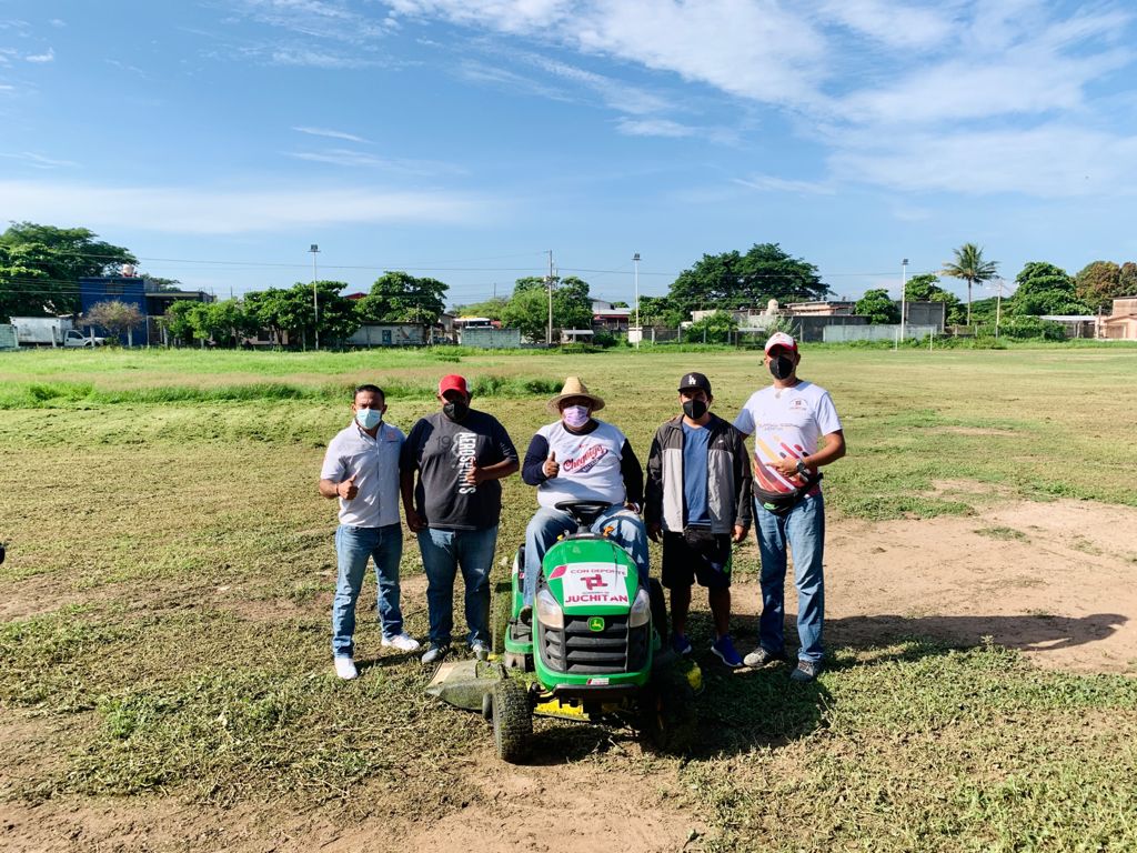 Atiende Gobierno de Juchitán espacios deportivos con la campaña “corte de césped”