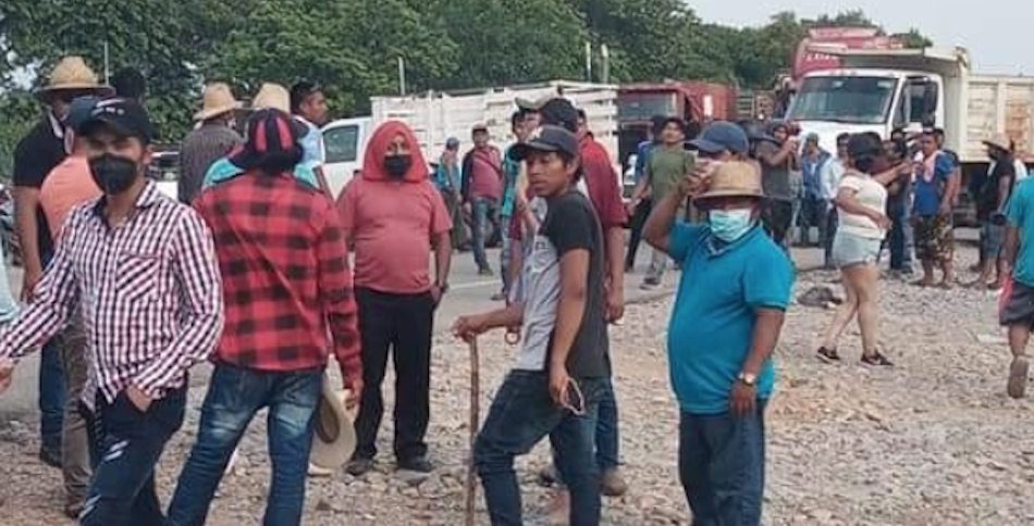 En Mazatlán Mixe retienen y esposan a diputada del PRI; intentó desactivar bloqueo