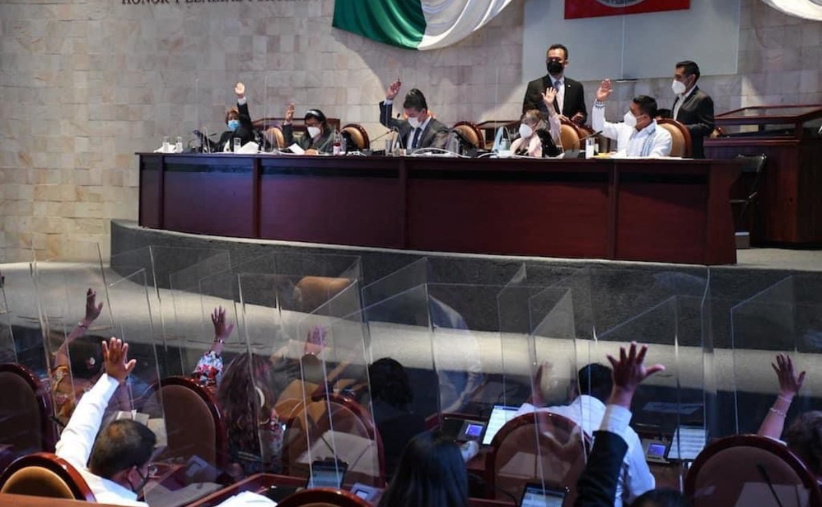 Congreso aprueba Consejos Municipales en San Antonio de la Cal y Guelache; exhiben a diputadas de Morena