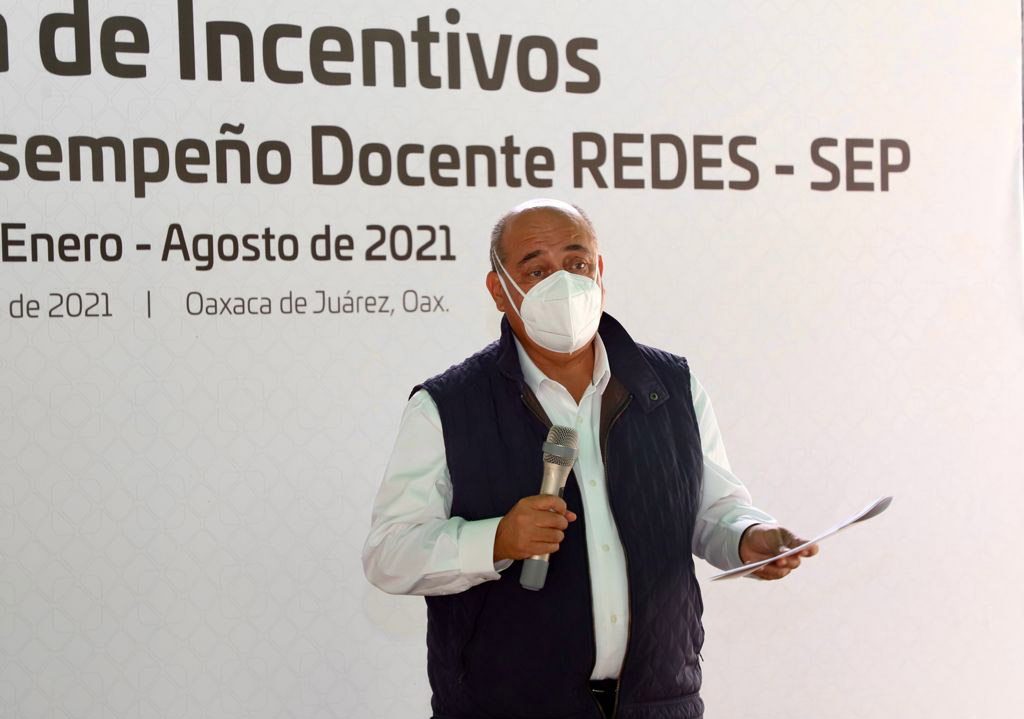 Realiza IEEPO entrega de Incentivos de “Reconocimiento al Desempeño Docente”
