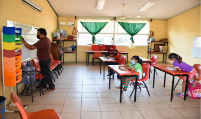 Regreso a clases presenciales tras COVID-19 divide a la población