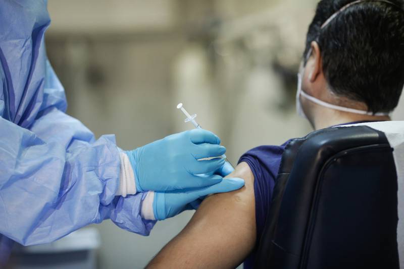 Una ‘buena’ del refuerzo de vacuna COVID de Pfizer: puede generar menos efectos secundarios