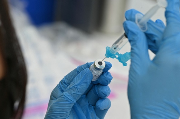 Anuncia EU tercera dosis para personas vacunadas con Pfizer y Moderna