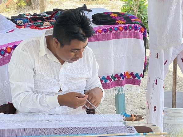 Alan y Mariano, tejedores indígenas que rompieron estereotipos de género