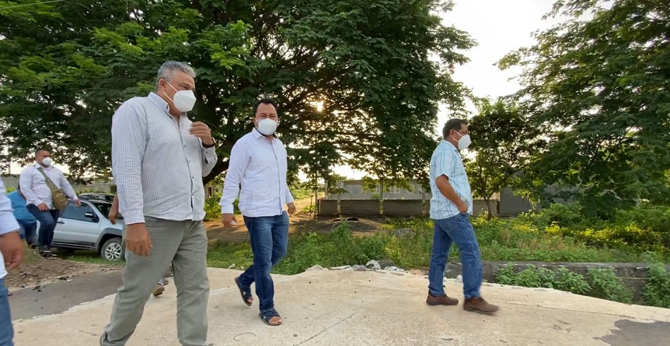 Escasez de agua en Octava sección y socavón en carretera a Playa Vicente, serán solucionados: Emilio Montero