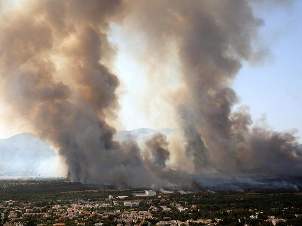 Desalojan poblados cercanos a Atenas por avance de incendios