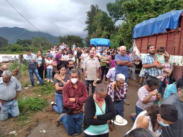Rezan por la paz de Coalcomán en la “frontera” de los grupos armados