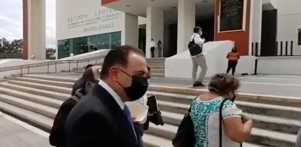 Entre “huevazos y estiércol”, se suspendió comparecencia de Secretario de Gobernador de Oaxaca ante diputados