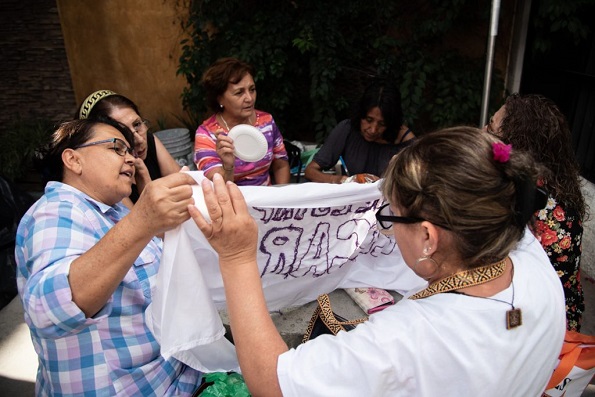 Tejiendo abrazos: mamás bordan por sus hijos desaparecidos