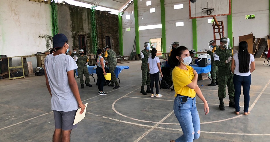 “En honor de quienes ya no pudieron vacunarse y por quienes se quedan”: jóvenes de Unión Hidalgo dedican la vacunación