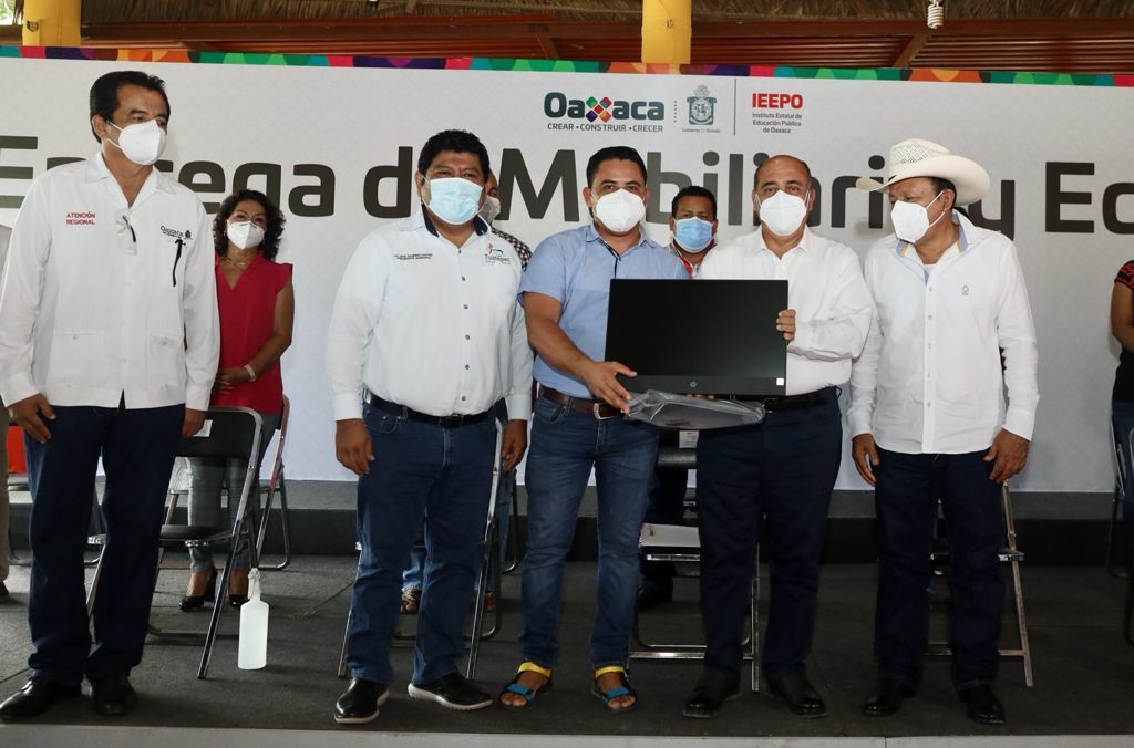 Equipa IEEPO con mobiliario nuevo a 189 escuelas de nivel básico de la región Cuenca