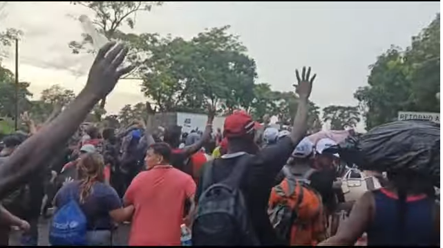 Gobierno de México intenta detener caravana de migrantes haitianos que buscan trabajo en el país
