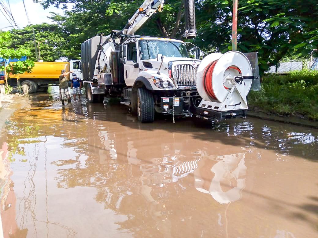 Gobierno juchiteco retira encharcamientos de agua pluvial sobre el circuito José F. Gómez