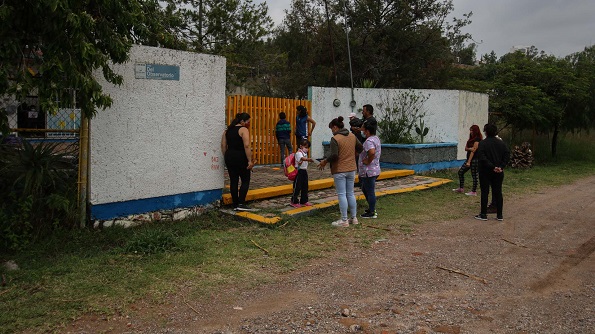 López Santillana despoja a un kínder para que el empresario Gabriel Padilla amplíe el jardín de su residencia