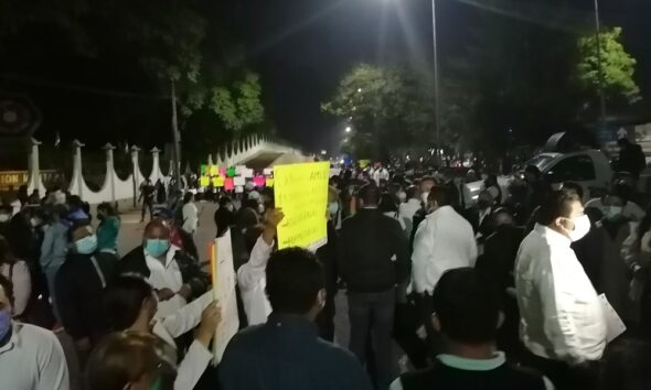 Por segundo día consecutivo, personal de salud de Oaxaca, protestan entorno a AMLO para pedir recontratación