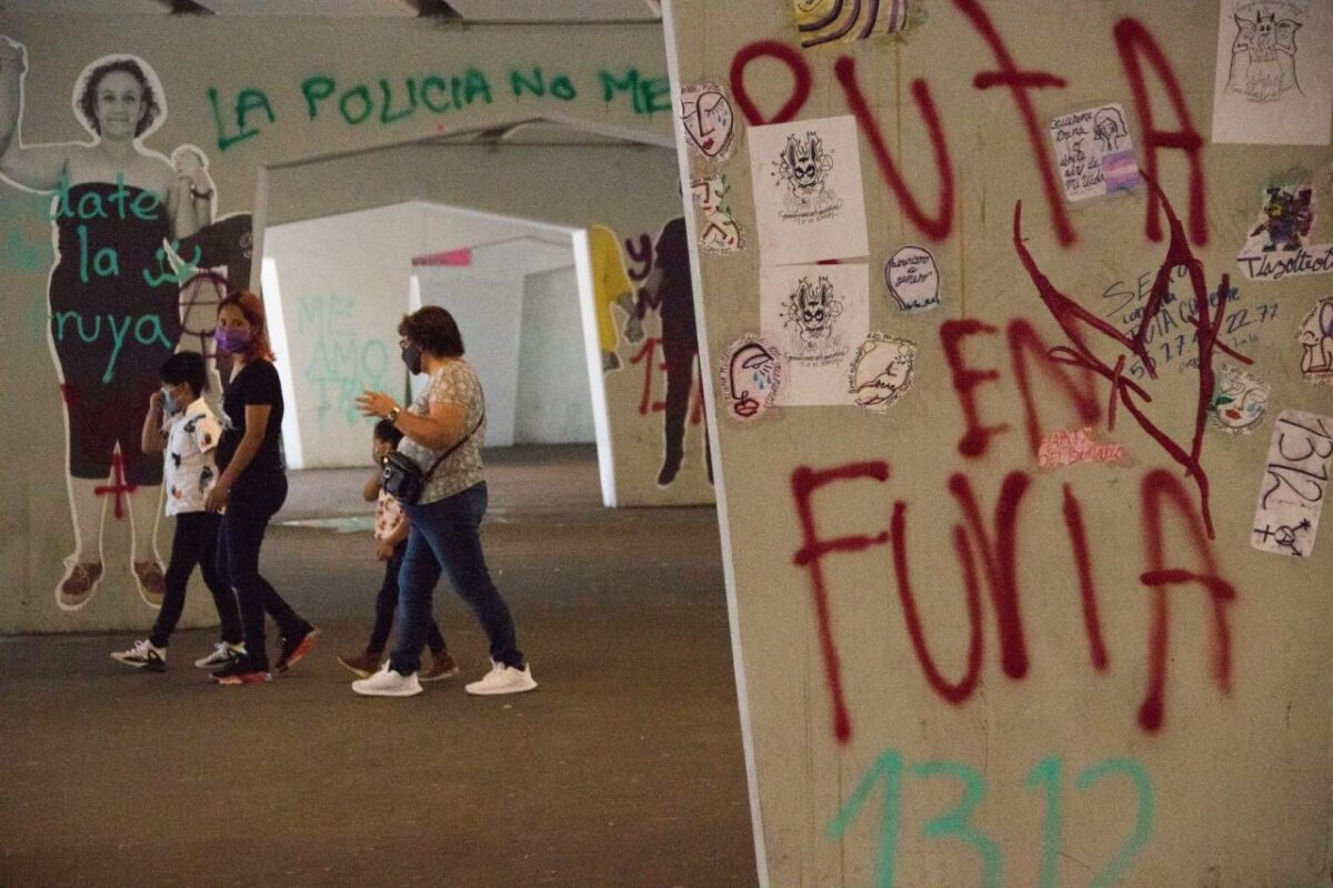 Vendedores ambulantes agreden con palos a comerciantes LGBT+
