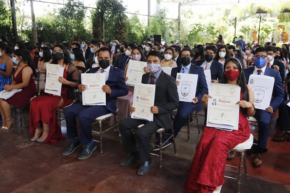 La UABJO celebra el egreso de una generación más de la Licenciatura y Maestría de la FMVZ