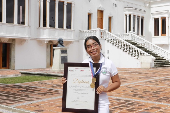 Alumna de la UABJO, fue galardonada por su trabajo de divulgación científica