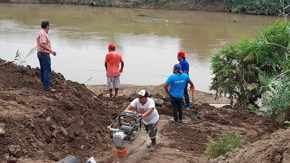 Agiliza Ayuntamiento juchiteco reparación de socavón en bordo del río, en Novena sección: director de Obras Públicas