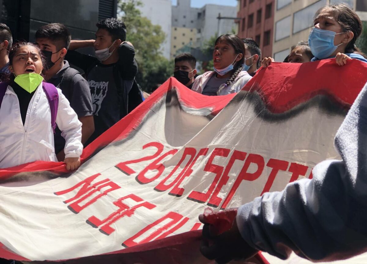 Padres de los 43 normalistas “toman” la Fiscalía General de la República