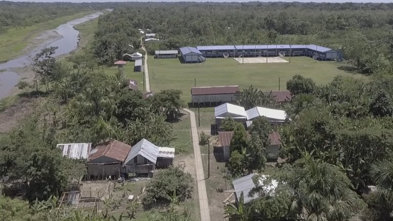 Comunidades en resistencia: acorraladas por la ilegalidad y la violencia en la Amazonía peruana