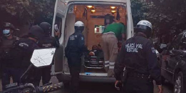 Por la disputa de una mujer se enfrentan a balazos dos policías