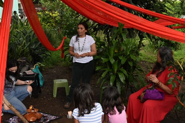 En la colonia Constitución de Zapopan, niñas, mujeres y adultas mayores se reúnen para participar en círculos de acción feminista