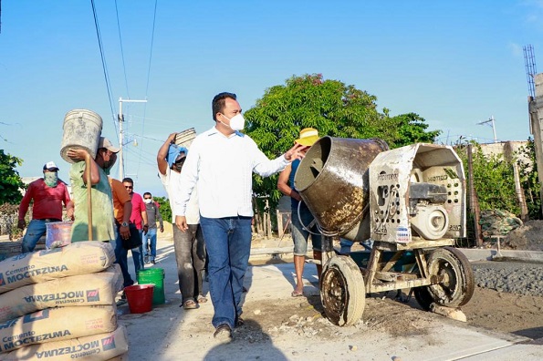 Dignificamos vialidades en colonia Fidel Peña: Emilio Montero
