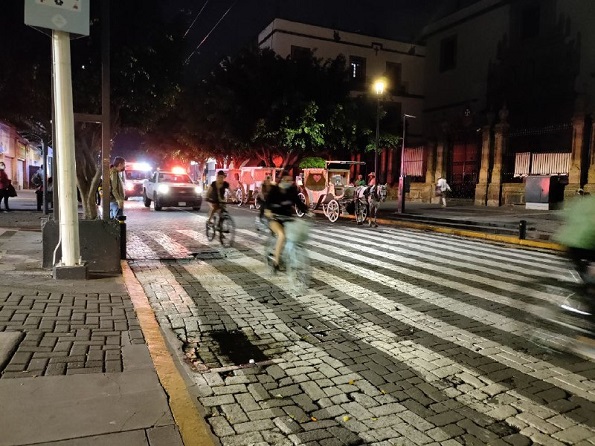 Ciclistas y ambientalistas realizan rodada para exigir acciones contra el cambio climático y disminuir el uso de combustible fósil