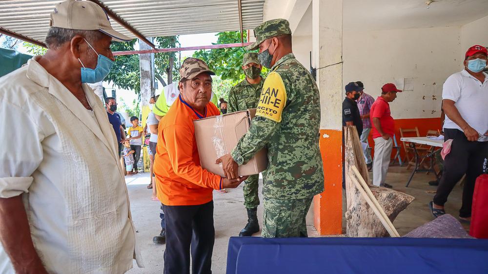 Entregan Ayuntamiento y Sedena apoyos a afectados por lluvias: coordinador municipal de Protección Civil
